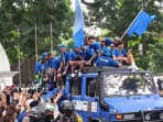 persib-konvoi-angkat-piala-asia-afrika-pemain-naik-jpo-gedung-merdeka-29384 Persib Konvoi Angkat Piala Asia Afrika, Pemain Naik JPO Gedung Merdeka