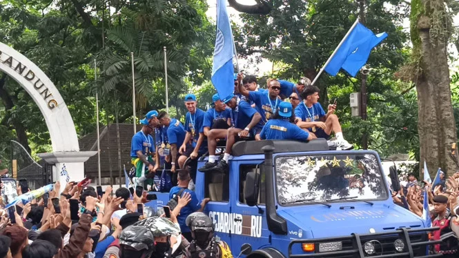 Persib Konvoi Angkat Piala Asia Afrika, Pemain Naik JPO Gedung Merdeka
