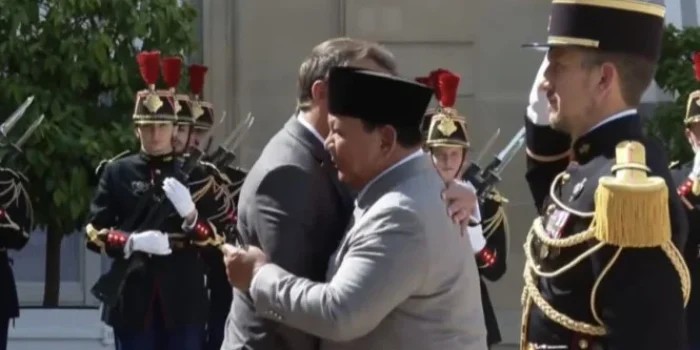 Prabowo Terima Sambutan Hangat Macron di Istana Elysee