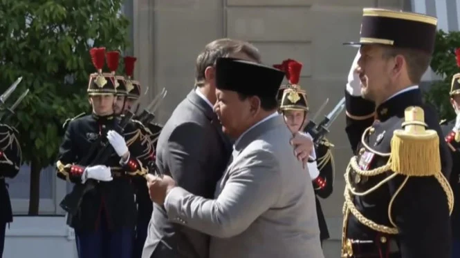 Prabowo Terima Sambutan Hangat Macron di Istana Elysee