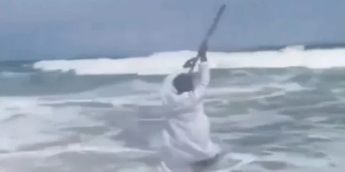 Pria Ghana Mengaku Nabi Tertelan Ombak Saat Coba Belah Laut