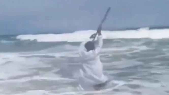 Pria Ghana Mengaku Nabi Tertelan Ombak Saat Coba Belah Laut