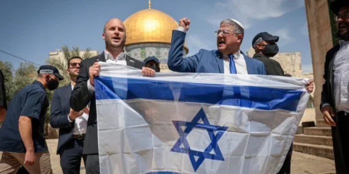 Provokasi Pawai Zionis di Yerusalem: Teriakan Anti-Arab dan Pengibaran Bendera Israel di Al-Aqsa