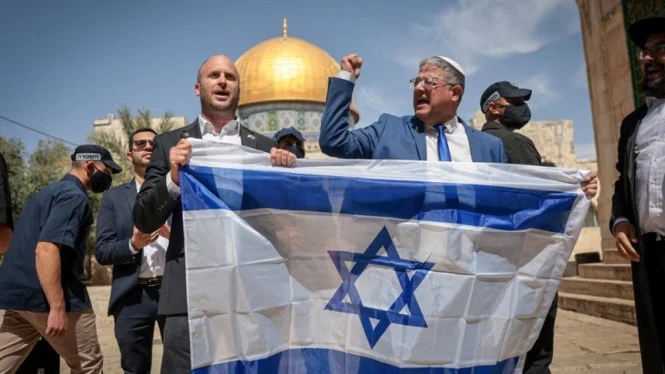 Provokasi Pawai Zionis di Yerusalem: Teriakan Anti-Arab dan Pengibaran Bendera Israel di Al-Aqsa