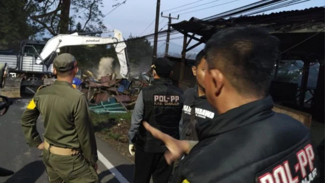 Puluhan Kios di Jalur Puncak Cianjur Dibongkar, KDM Beri Kompensasi Rp10 juta
