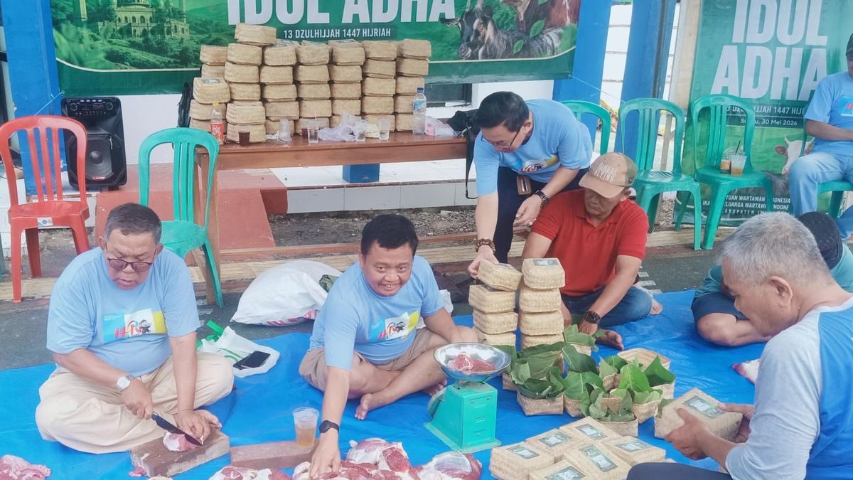 PWI-IKWI Indramayu Bagikan Daging Kurban untuk Warga