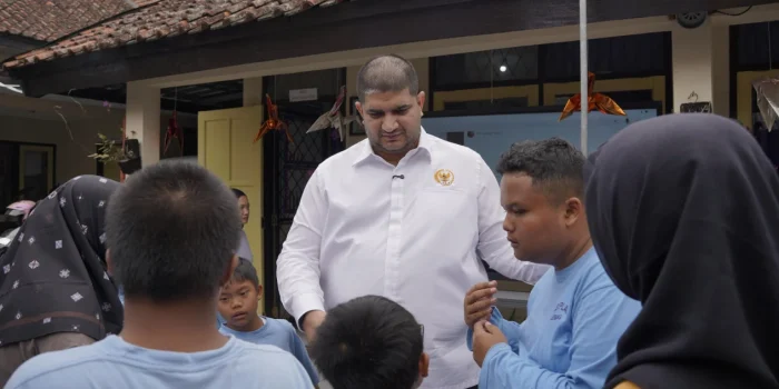 Rajiv Berikan Bantuan PIP dan Kursi Roda di SLB Lembang