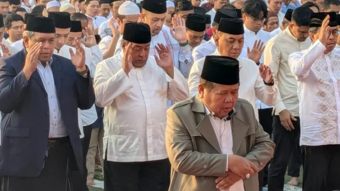 Rano Karno Shalat Id di Balai Kota, Pramono Anung Tidak Hadir karena Naik Haji