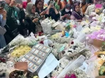 Ratusan Buket Bunga Hiasi Stasiun Bekasi Timur, Warga Beri Dukacita untuk Korban
