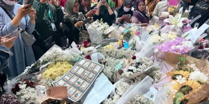 Ratusan Buket Bunga Hiasi Stasiun Bekasi Timur, Warga Beri Dukacita untuk Korban