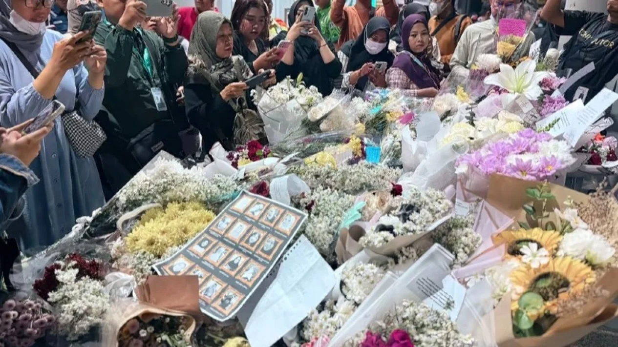 Ratusan Buket Bunga Hiasi Stasiun Bekasi Timur, Warga Beri Dukacita untuk Korban
