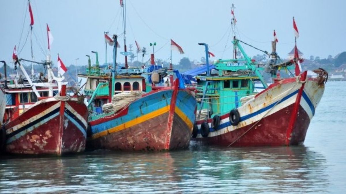 Ratusan Kapal Nelayan Tak Beroperasi Akibat Harga BBM Mahal di Karangsong