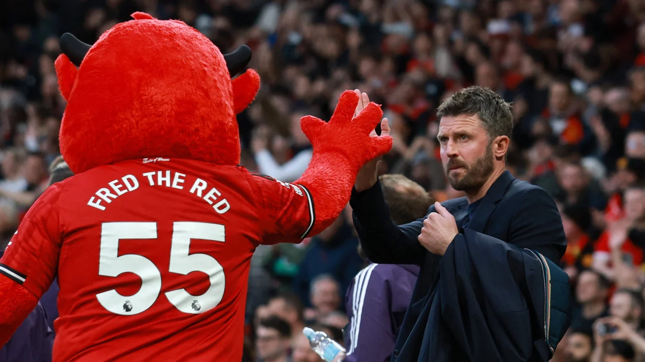 Reaksi Emosional Carrick Saat Alex Ferguson Dibawa ke Rumah Sakit