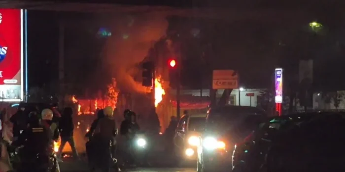 Ricuh Hari Buruh di Bandung: Pembakaran Pos Polisi dan Penangkapan Sejumlah Orang