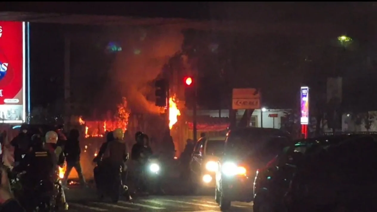Ricuh Hari Buruh di Bandung: Pembakaran Pos Polisi dan Penangkapan Sejumlah Orang
