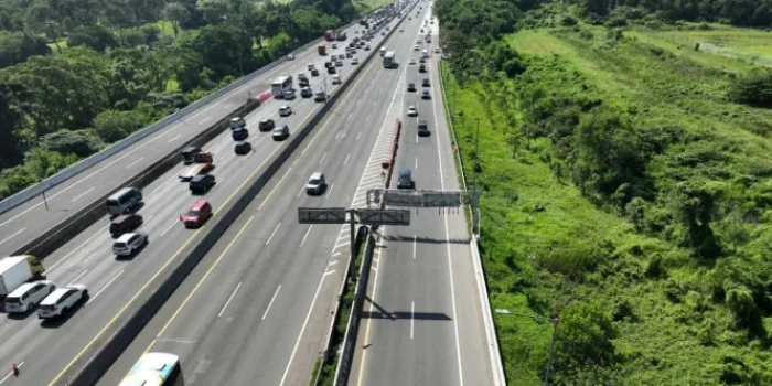 Sopir Taksi Online Ngamuk di Tol JORR, Hancurkan Spion Mobil Pengendara dengan Kunci Roda