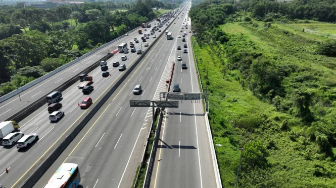 Sopir Taksi Online Ngamuk di Tol JORR, Hancurkan Spion Mobil Pengendara dengan Kunci Roda