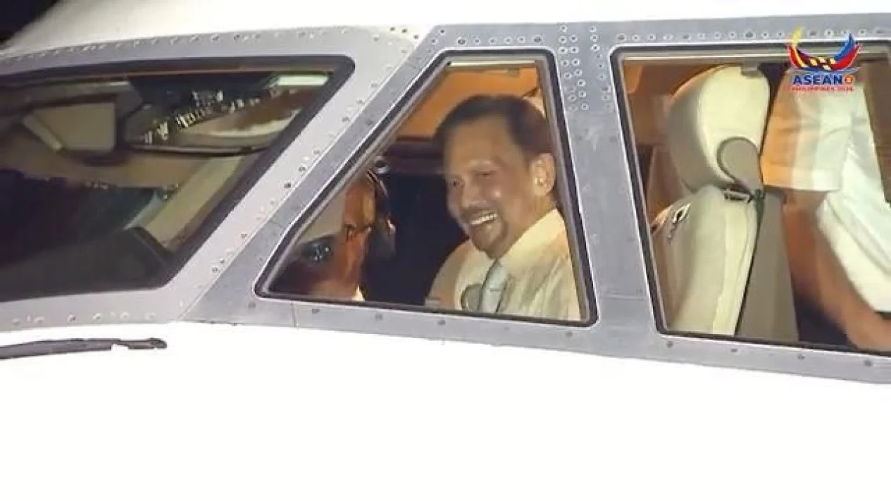 Sultan Brunei Jadi Pilot Pesawat Pribadi ke KTT ASEAN di Filipina