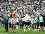 Suporter Celtic Masuk Lapangan, Pemain Lawan Terluka