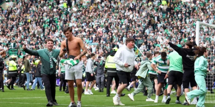 suporter-celtic-masuk-lapangan-pemain-lawan-terluka-69118 Suporter Celtic Masuk Lapangan, Pemain Lawan Terluka