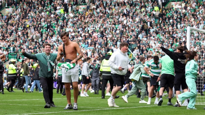 Suporter Celtic Masuk Lapangan, Pemain Lawan Terluka