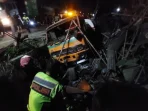 Truk Tangki Rem Blong di Turunan Bawen Tabrak Motor dan Warung, 1 Tewas