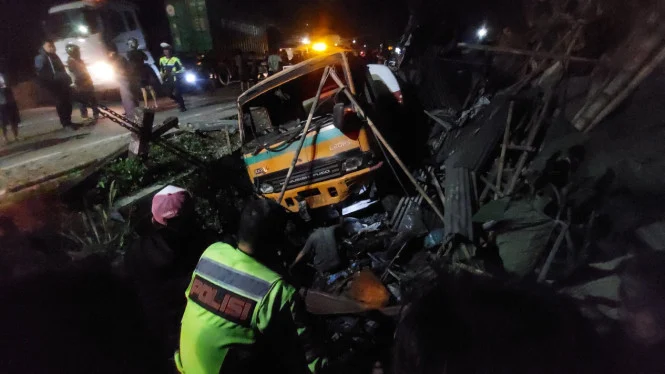 Truk Tangki Rem Blong di Turunan Bawen Tabrak Motor dan Warung, 1 Tewas