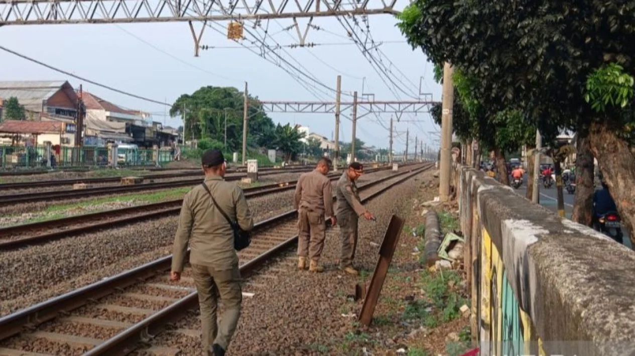 Video Tak Senonoh di Dekat Rel Jatinegara