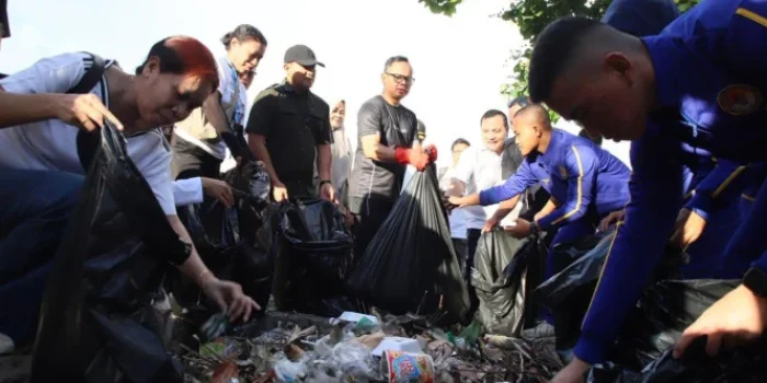 Wamendagri dan ASN IPDN NTB Bersih Pantai Dukung Indonesia ASRI