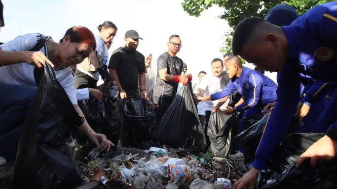 Wamendagri dan ASN IPDN NTB Bersih Pantai Dukung Indonesia ASRI