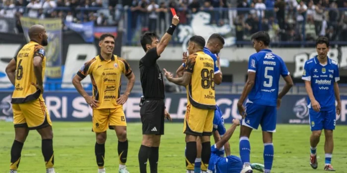 Wasit Uzbekistan Pimpin Pertandingan Persija vs Persib