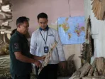 Wayan Ubah Sampah Kayu Pantai Jadi Kerajinan Berharga Ekspor