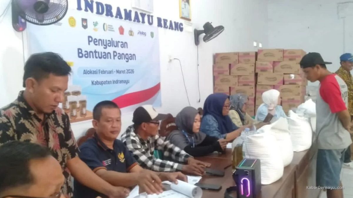 692 KPB Anjatan Terima Bantuan Pangan Bulog Indramayu