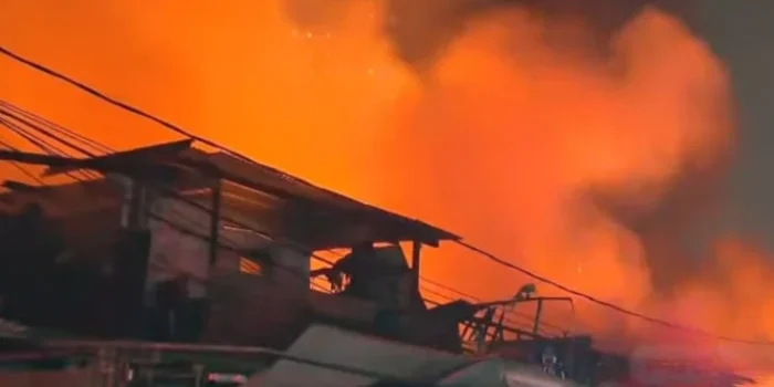 Api Masih Berkobar di Pasar Jiung Kemayoran
