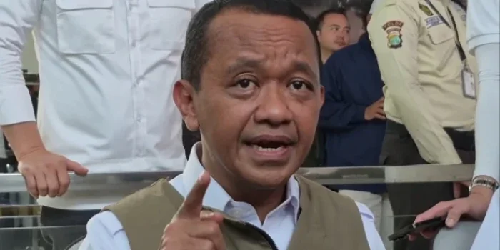 Bahlil Geleng-geleng Kepala Dengar Lagu "Mas Bahlil Ganteng