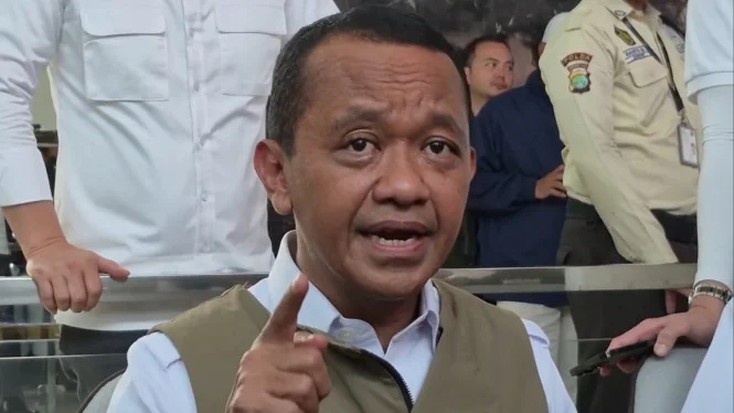Bahlil Geleng-geleng Kepala Dengar Lagu "Mas Bahlil Ganteng