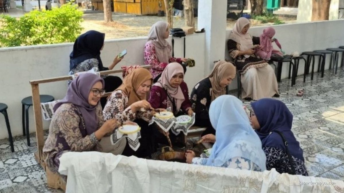 Belajar Membatik DWP Diskominfo Indramayu, Eratkan Silaturahmi