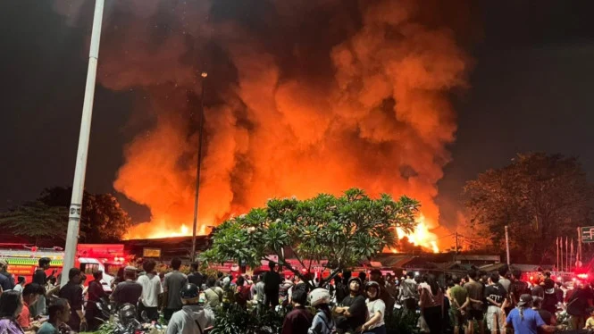 Enam Warga Dilarikan ke RS Akibat Sesak Napas Pasca Kebakaran Pasar Jiung Kemayoran