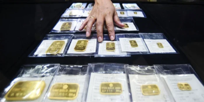 Harga Emas Hari Ini 10 Juni 2026: Antam Merosot, Global Terjun
