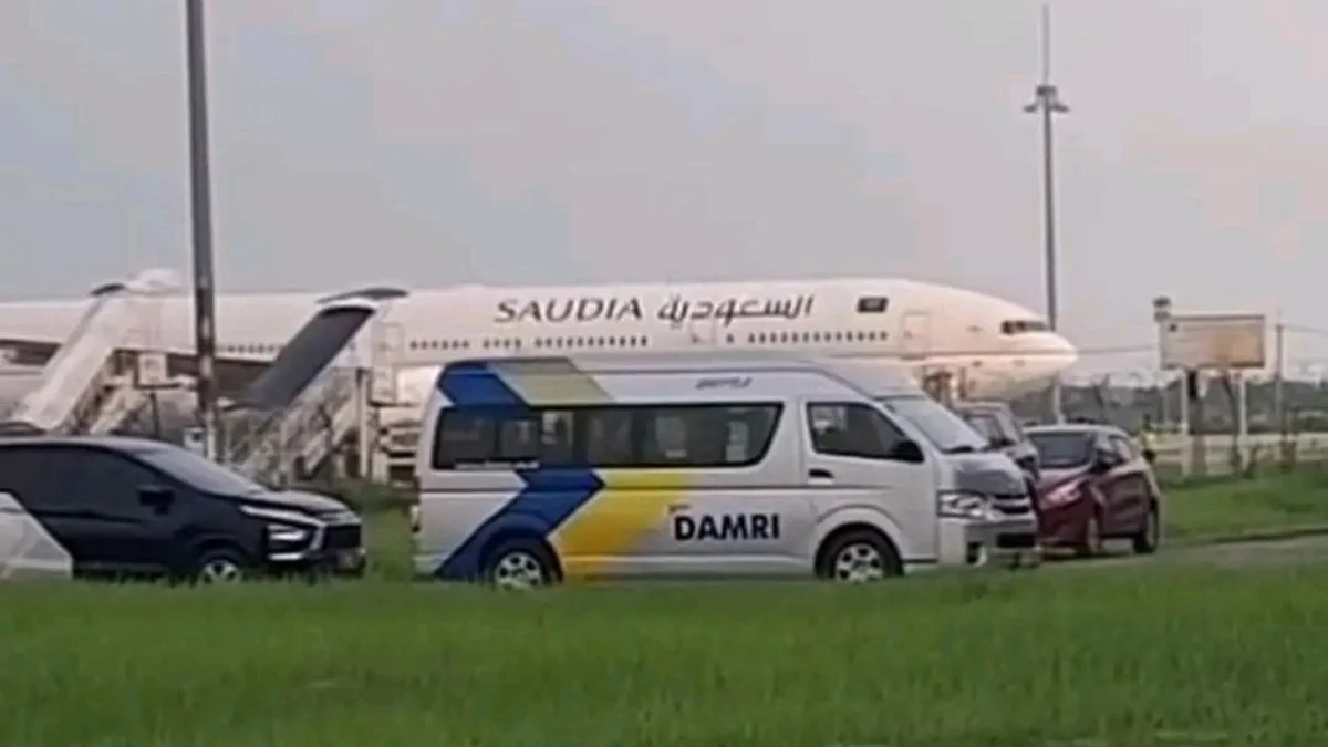 Jamaah Haji Indramayu Kloter 1 Tiba Kertajati, Sambut Haru Keluarga