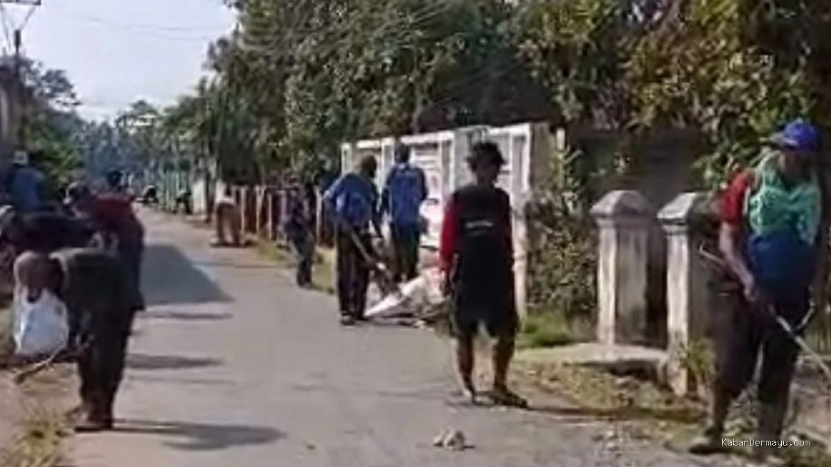 Jumat Bersih Desa Sumbermulya: Semangat Gotong Royong Warga Antusias