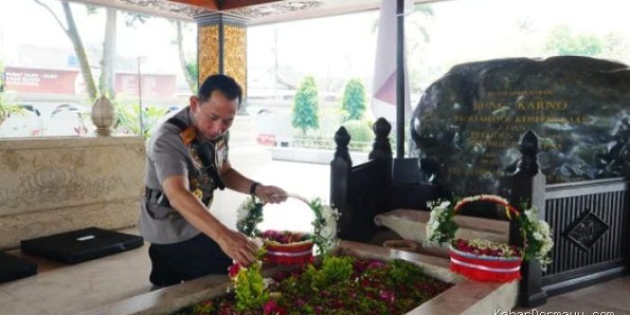 Kapolri Berziarah ke Makam Soekarno untuk Menyerap Nilai Kepemimpinan Bangsa