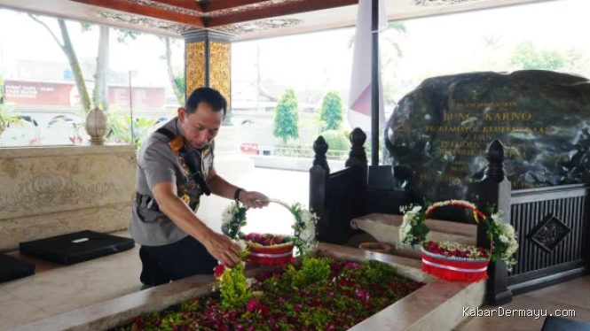 Kapolri Berziarah ke Makam Soekarno untuk Menyerap Nilai Kepemimpinan Bangsa