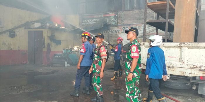 Kebakaran Fitness Sleman: Babinsa Sliyeg Sigap Evakuasi Warga