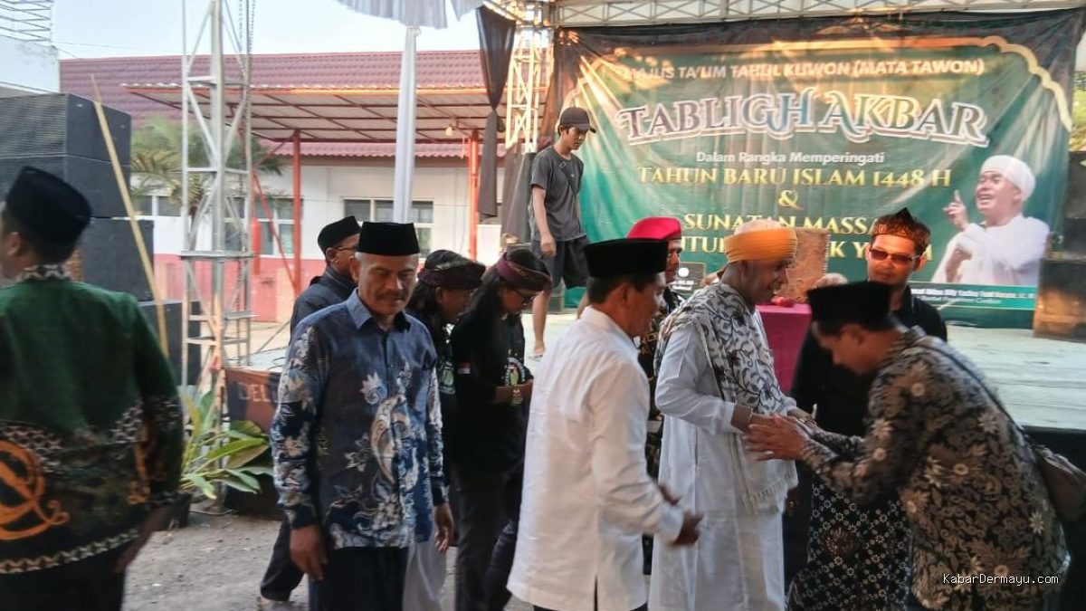 Kiai Abbas Buntet Turun Gunung: 14 Anak Disunat, 72 Yatim Berkah Indramayu