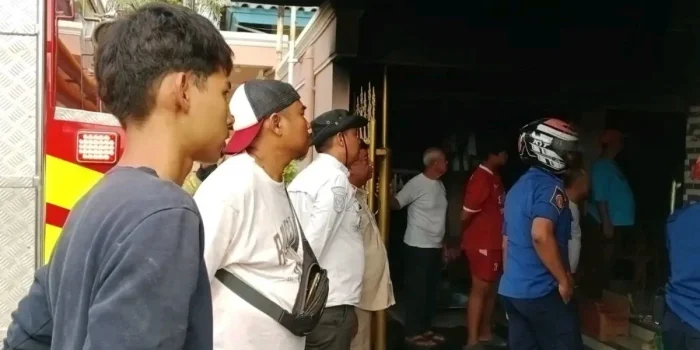 Kobaran Api Losarang: Tetangga Dobrak Pintu Selamatkan Pemilik Rumah