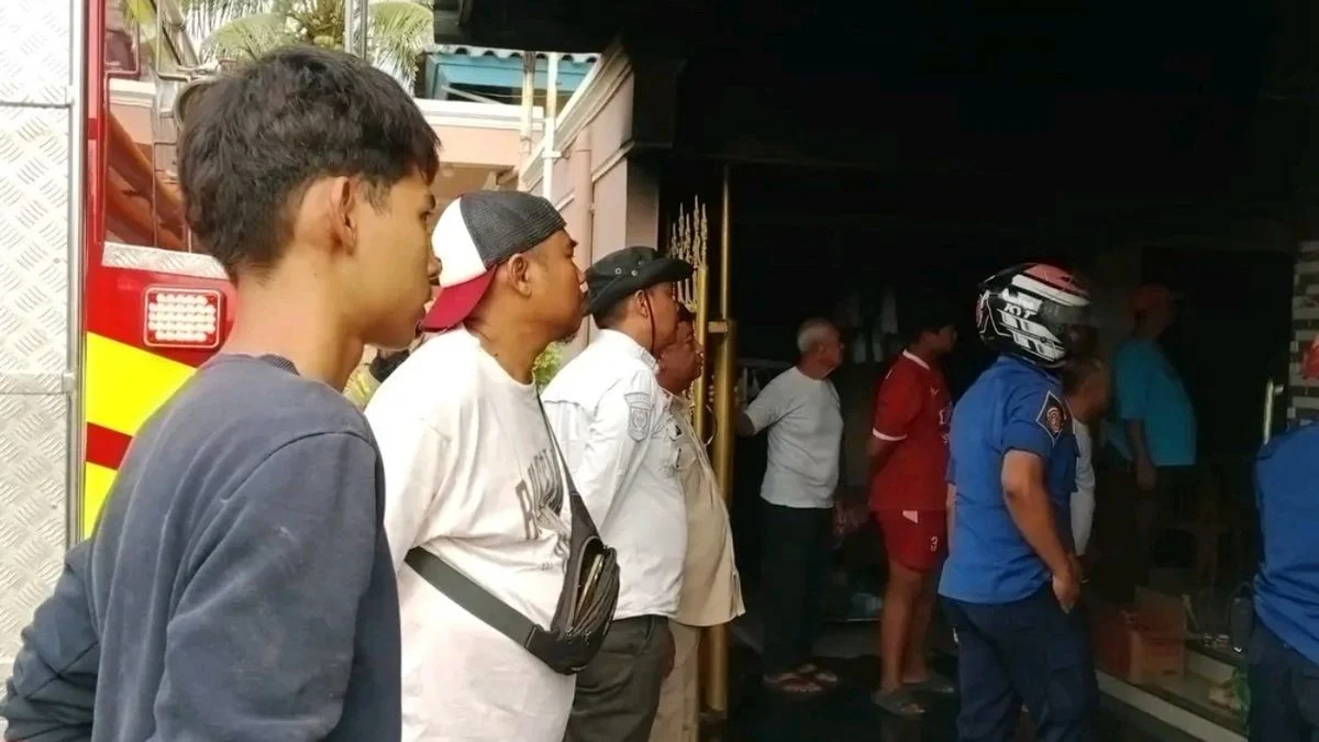 Kobaran Api Losarang: Tetangga Dobrak Pintu Selamatkan Pemilik Rumah