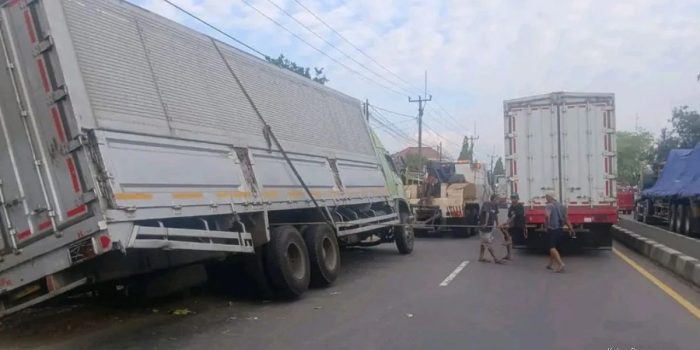 Kontainer Terperosok Jalur Pantura Indramayu, Lalu Lintas Melambat