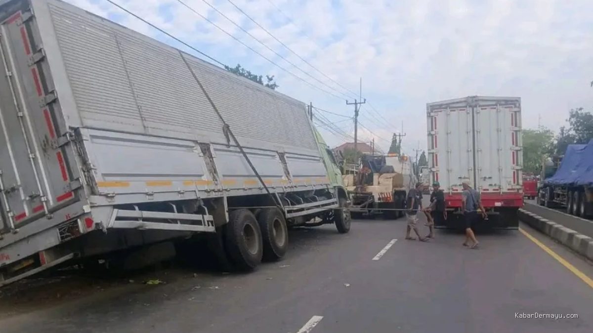 Kontainer Terperosok Jalur Pantura Indramayu, Lalu Lintas Melambat