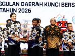 Lucky Hakim Serahkan Piala PORSENITAS XIll 2026 Cirebon